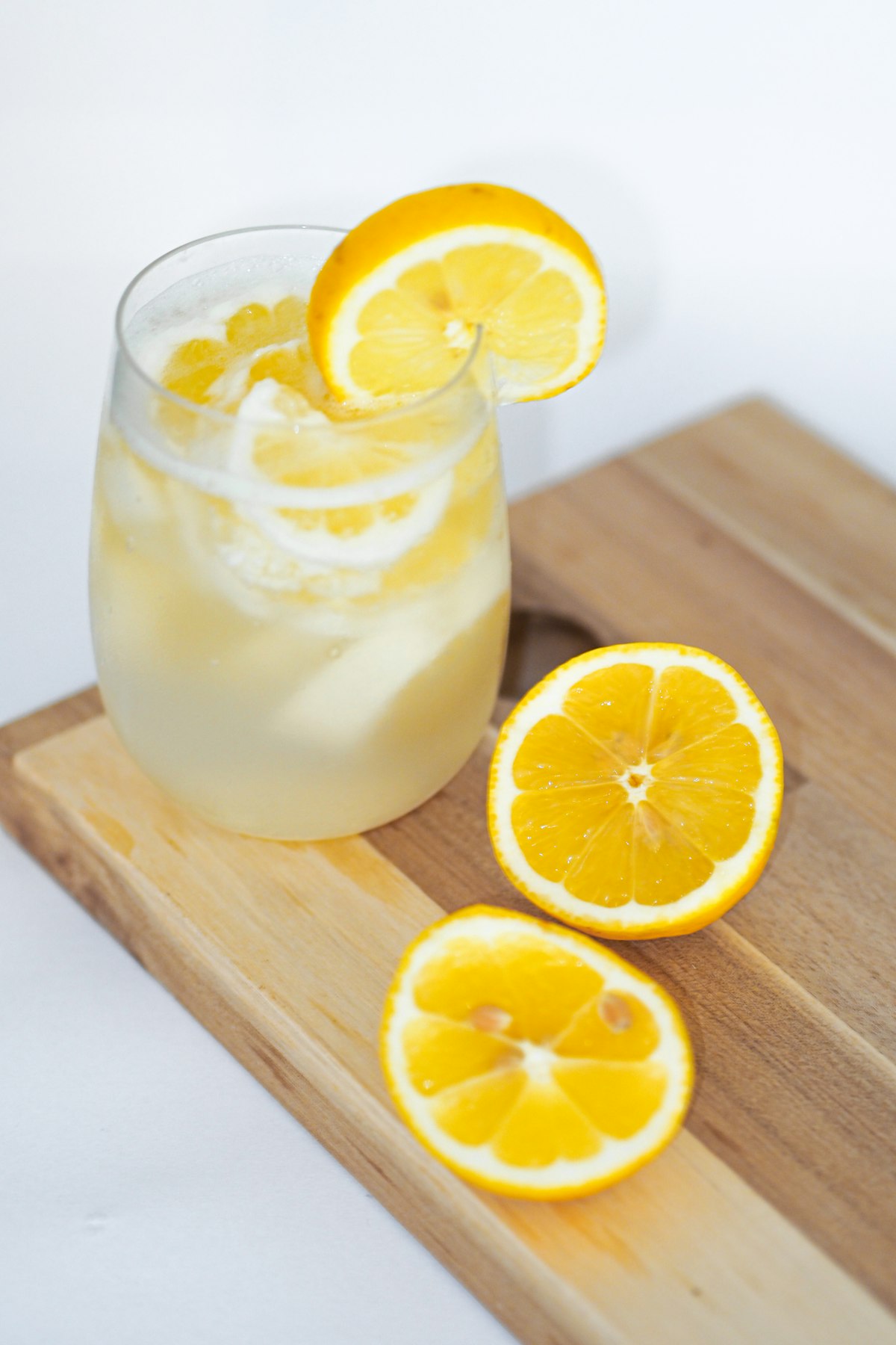 Lemonade with lemon slices