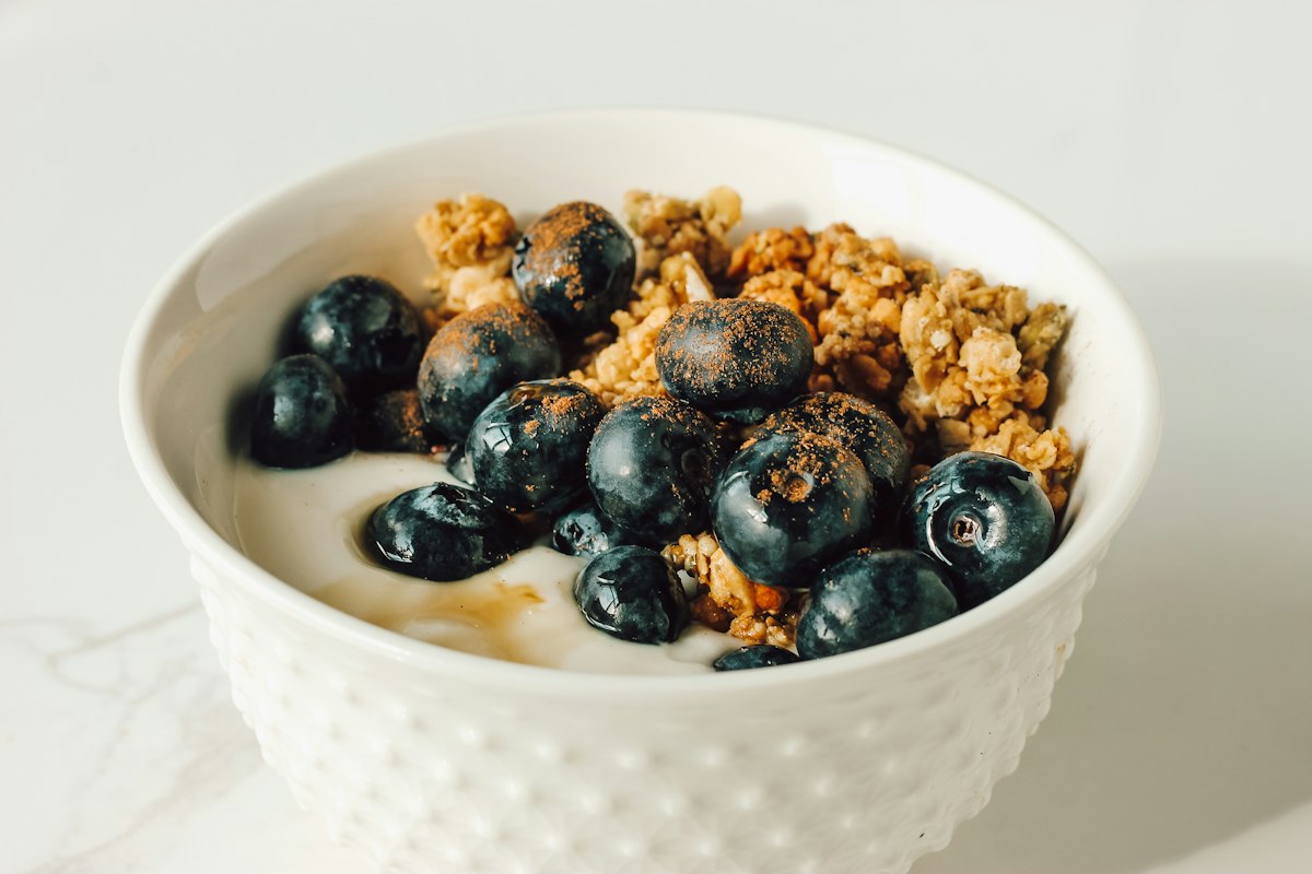 Yoghurt with muesli and blueberries