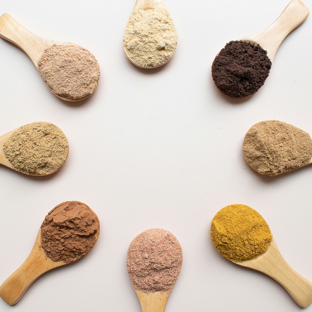 Powder flavours on wooden spoons